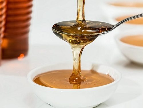 Các loại thực phẩm có tác dụng giảm tiết axit dịch vị như đường, mật ong, bánh quy, dầu thực vật,… có lợi cho người xuất huyết tiêu hóa.