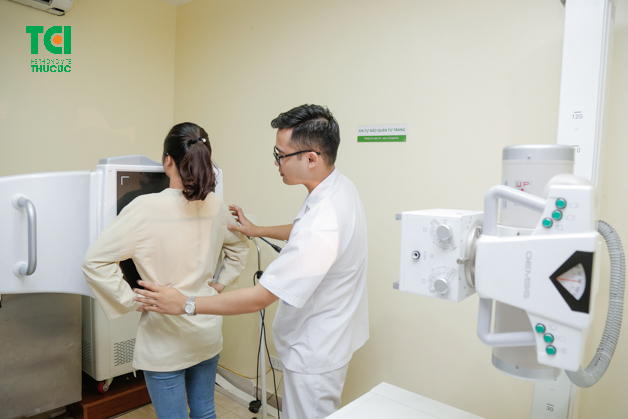 X-quang kiểm tra chức năng tim phổi.