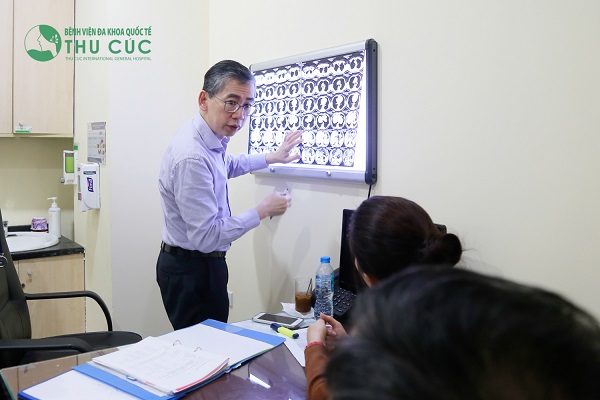 TS. BS Lim Hong Liang tư vấn điều trị cho bệnh nhân ung thư tại Bệnh viện Thu Cúc