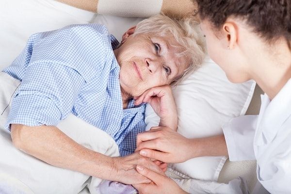 Sự quan tâm, động viên của người nhà sẽ giúp người bệnh lạc quan hơn