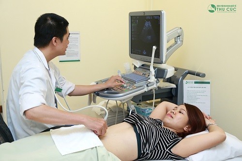 Mẹ bầu cần đi thăm khám tại cơ sở y tế để được tìm đúng nguyên nhân và có cách xử trí chính xác.