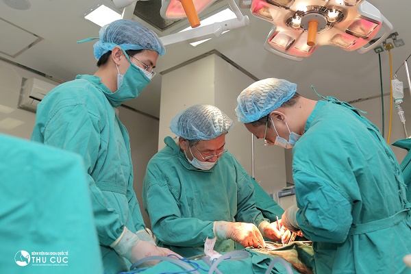 Phẫu thuật là một trong những phương pháp điều trị chính cho bệnh nhân ung thư trực tràng giai đoạn sớm