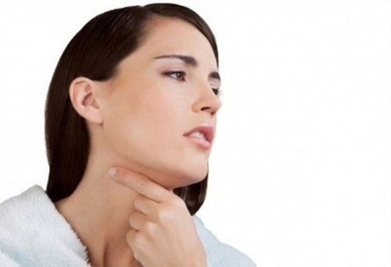 Thông thường, hạt xơ dây thanh không gây đau họng mà chỉ dẫn đến khàn giọng