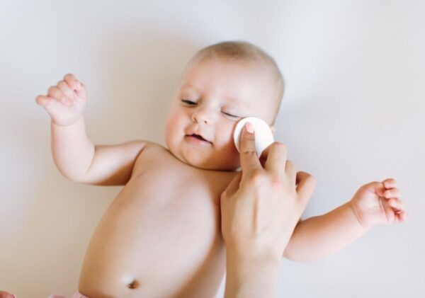 Mắt bị đổ ghèn là gì?
