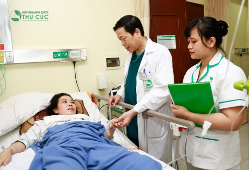 Sâu phẫu thuật trĩ, người bệnh được theo dõi và chăm sóc chu đáo tại bệnh viện.