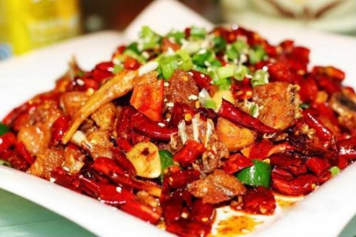 Không nên ăn nhiều đồ ăn cay nóng, các món ăn có nhiều gia vị vì chúng có thể gây kích thích khiến tình trạng ngứa hậu môn trầm trọng hơn