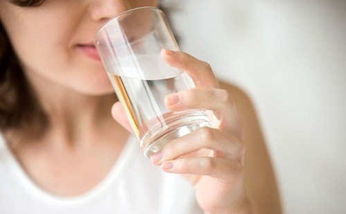 Nhiều nghiên cứu cho biết, việc uống đủ lượng nước mỗi ngày (khoảng 2 lít nước) có thể giúp bạn giảm 25% nguy cơ mắc bệnh