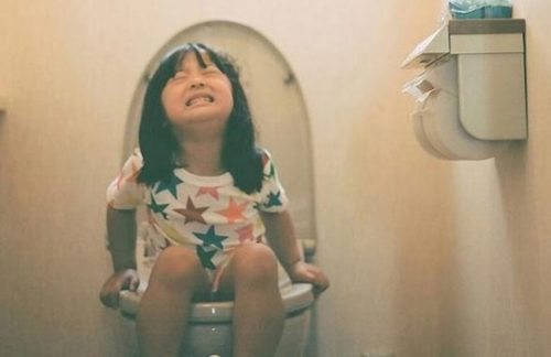 Đại tiện không đúng cách dễ khiến trẻ bị sa trực tràng.