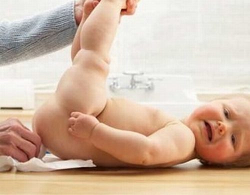 Ngứa hậu môn là triệu chứng thường gặp ở trẻ nhỏ, khiến trẻ quấy khóc, khó chịu