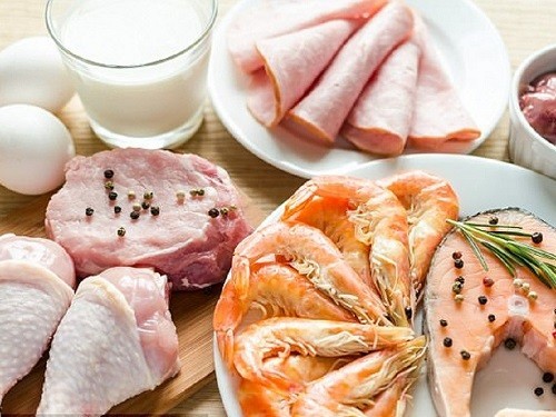 Ăn quá nhiều đạm có thể góp phần tích tụ chất thải độc hại trong gan và cơ thể của bạn khiến tình trạng bệnh trở nên trầm trọng hơn. Vì vậy, người bệnh cần tham khảo lượng protein trong khẩu phần ăn hàng hàng