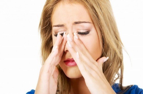 Hắt hơi, ngạt mũi,.... là triệu chứng cảnh báo viêm xoang mũi dị ứng