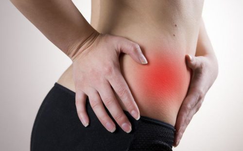 Sự xuất hiện của cơn đau bụng dữ dội là một trong những dấu hiệu viêm ruột thừa cấp đầu tiên
