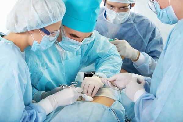 Phẫu thuật là phương pháp điều trị thường được áp dụng cho người bệnh ung thư dạ dày