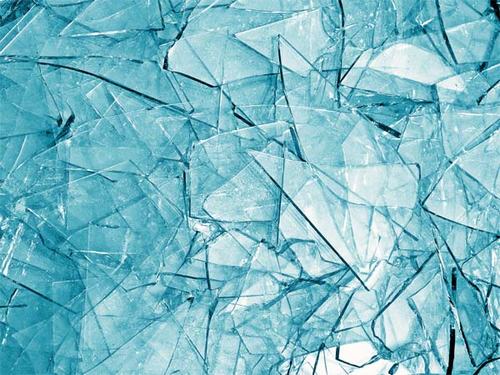 Nhiều người cho biết họ bị đứt gân tay do va phải mảnh kính