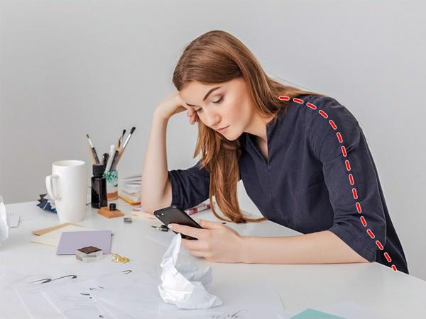 Các nhà khoa học cũng chỉ ra rằng sử dụng điện thoại di động 2-4 giờ một ngày trung bình có nghĩa là cổ của chúng ta bị cong bằng khoảng thời gian từ 700 - 1.400 giờ một năm.