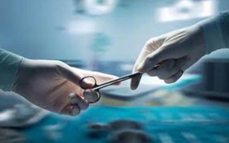 Phẫu thuật là phương pháp điều trị chủ yếu đối với chứng sa ruột 
