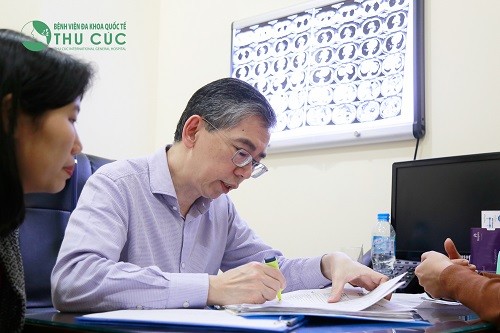 TS. BS Lim Hong Liang tư vấn điều trị cho bệnh nhân ung thư tại Bệnh viện Thu Cúc