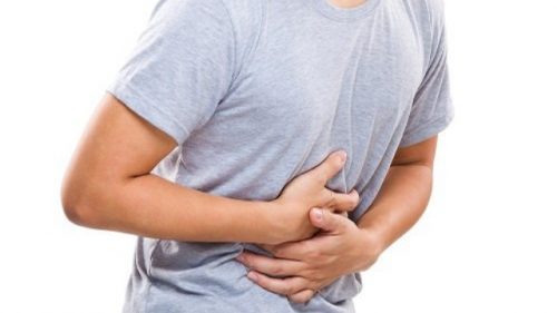 Đau bụng là một trong những triệu chứng của viêm phúc mạc nhiễm khuẩn tiên phát.
