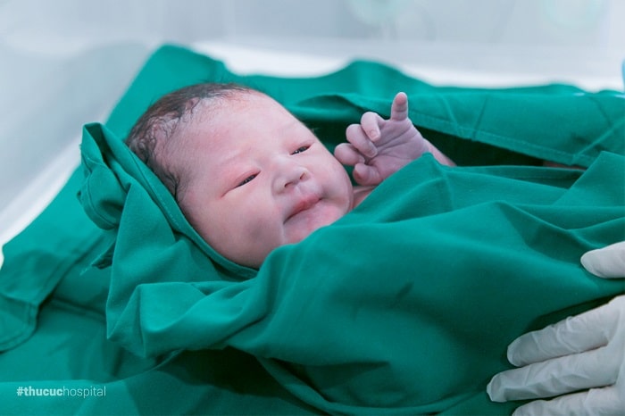 Bé sinh thường sớm thích nghi với môi trường hơn