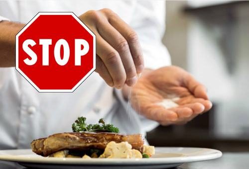 Trong thời gian chữa trị bệnh apxe hậu môn với việc sử dụng các thuốc theo chỉ định của bác sĩ, người bệnh nên ăn các loại thức ăn nhạt, được chế biến với rất ít muối hoặc không có muối. Việc này sẽ giúp ngăn chặn nguy cơ táo bón, người bệnh đại tiện dễ dàng, hạn chế hoặc loại bỏ tình trạng đau rát ở hậu môn. Từ đó hỗ trợ điều trị apxe hậu môn rất hữu hiệu. Loại bỏ các món ăn chế biến sẵn cũng rất cần thiết vì chúng thường chứa nhiều muối và gia vị. Ngoài ra, hải sản, thịt bò, đồ cay nóng, đồ nếp cũng nên hạn chế ăn bởi chúng cản trở việc lành vết thương và dễ để lại sẹo.