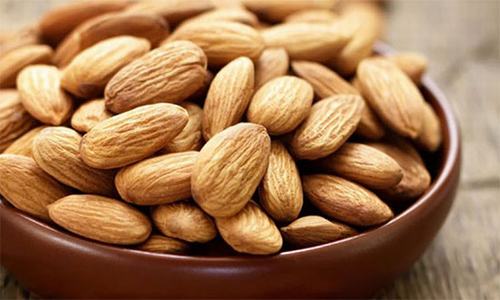 Hạnh nhân giàu chất béo tốt, magie nên rất tốt cho người bị bệnh đau nửa đầu. Hơn nữa, chúng còn chứa cao tryptophan - một axit amin giúp giải phóng serotonin (serotonin có liên quan đến tâm trạng, giấc ngủ, sự ngon miệng trong ăn uống…). Ăn hạnh nhân giúp thư giãn các mạch máu và cơ, hạn chế cơn đau nửa đầu. Hạt kê cũng chứa tất cả các chất dinh dưỡng thiết yếu và được biết đến với khả năng chống oxy hóa hữu hiệu. Ngoài ra, loại hạt này cũng chứa một lượng magie lớn. Thường xuyên ăn hạt kê sẽ làm giảm cơn đau nửa đầu, đồng thời giúp điều chỉnh huyết áp.