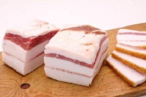 Các nghiên cứu cho thấy căn bệnh này có liên quan chặt chẽ với lượng mỡ và cholesterol cao hấp thụ từ chế độ ăn uống. Nếu người bị bệnh động mạch vành thường xuyên ăn uống phản khoa học, đặc biệt ăn nhiều mỡ sẽ dễ dẫn đến bệnh động mạch vành. Đó là do qua thời gian dài, mỡ tích tụ ở trong máu lan vào tim gây tắc mạch.