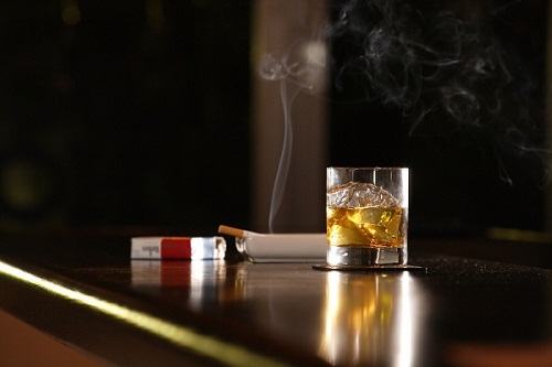 Người mắc bệnh động mạch vành cần áp dụng chế độ ăn đầy đủ dinh dưỡng, chứa nhiều vitamin và đặc biệt cần loại bỏ hẳn thuốc lá, hạn chế tối đa rượu bia, đồ uống chứa cồn. Nhiều người đã biết đến tác hại của rượu đối với trái tim. Nguy hiểm không kém là hút thuốc lá hoặc hít phải khói thuốc lá. Chất nicotin trong thuốc lá có thể làm tăng nguy cơ hình thành mảng xơ vữa, cục máu đông. Đây là nguyên nhân gây co thắt động mạch, tắc nghẽn mạch máu nuôi dưỡng cơ tim.
