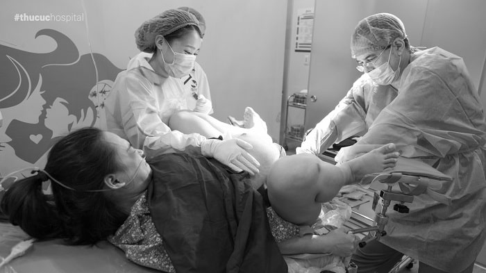 Mẹ nên nghe theo hướng dẫn của bác sĩ trong phòng sinh