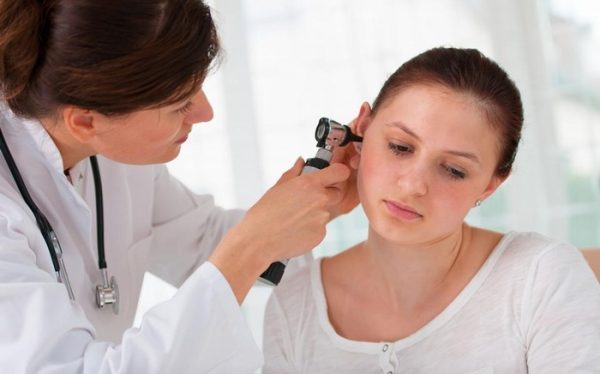 Thăm khám để được điều trị đúng cách ngăn chặn nguy cơ biến chứng nguy hiểm ngay khi có biểu hiện viêm tai giữa