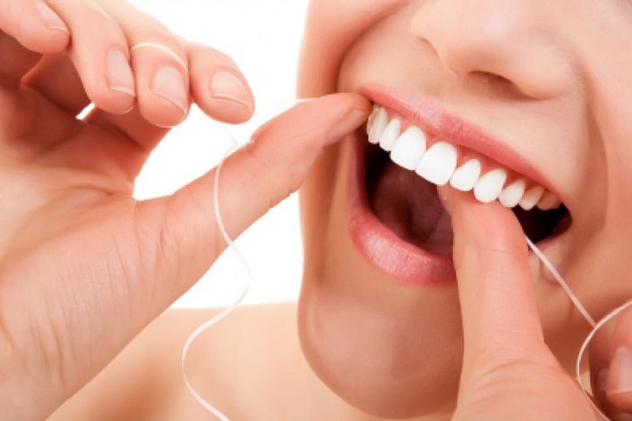bà bầu nên vệ sinh răng bằng chỉ nha khoa