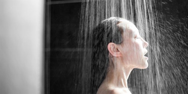 Không để nước bẩn chảy vào tai khi tắm 