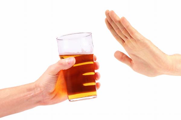 Trong quá trình điều trị bệnh, người bệnh cần tránh đồ uống chứa chất kích thích như rượu, bia