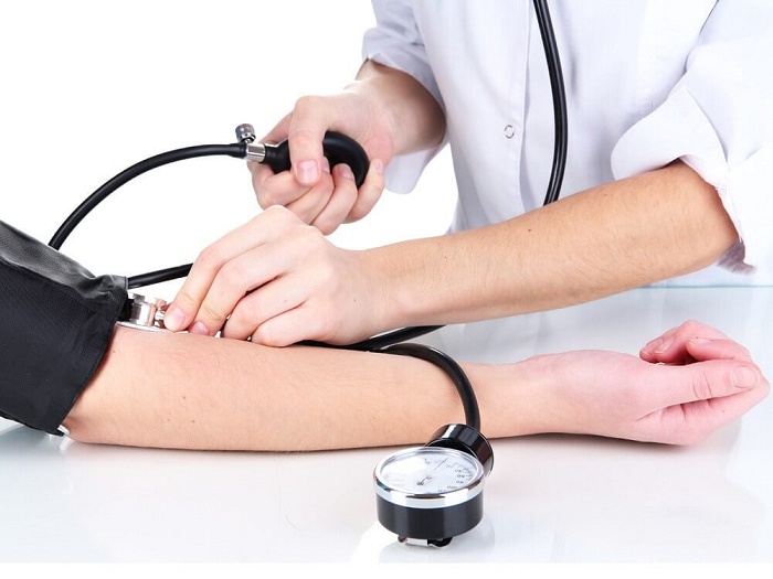 Mẹ bầu có vấn đề về huyết áp, mắc bệnh rối loạn đông máu cũng dễ bị băng huyết sau sinh.