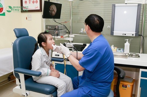 Bệnh viện Đa khoa Quốc tế Thu Cúc có đội ngũ bác sĩ chuyên khoa giỏi trực tiếp thăm khám và điều trị viêm amidan hiệu quả cho trẻ