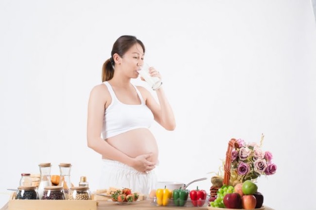 Mẹ bầu nên uống nhiều nước trong thai kỳ sẽ giúp giảm cảm giác mệt mỏi và ốm nghén
