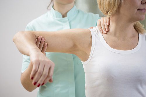Không nâng tay trong vòng 4 tuần đầu khi xương đòn bị gãy gãy xương đòn bao lâu chạy xe máy được