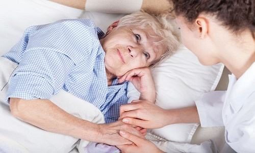 Người nhà cần động viên, chăm sóc người bệnh yên tâm chữa trị