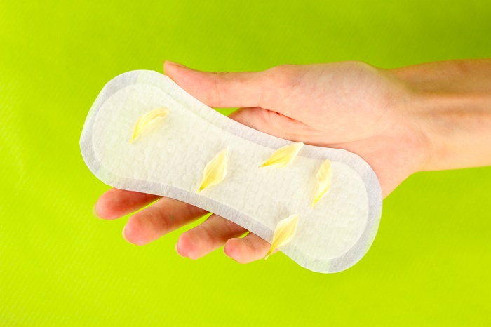Huyết trắng có màu vàng kèm mùi hôi, đau bụng, đau rát vùng kín cũng đáng báo động.