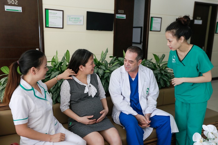 Mẹ bầu nên đến cơ sở y tế uy tín để thăm khám thường xuyên trong suốt thai kỳ.