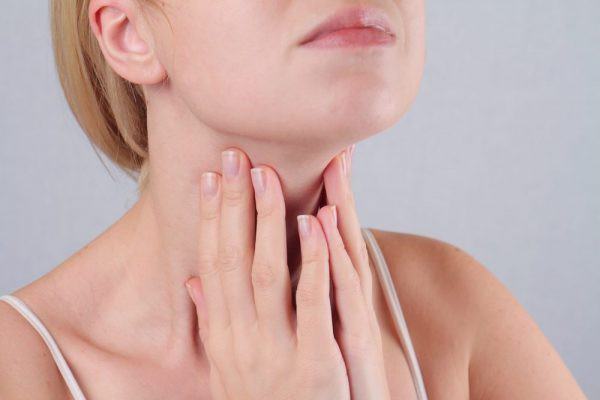 Nổi hạch ở cổ do nhiều nguyên nhân khác nhau gây ra