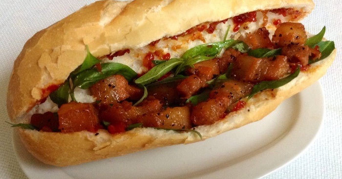 Bánh mì là món ăn không tốt cho phụ nữ sau sinh.