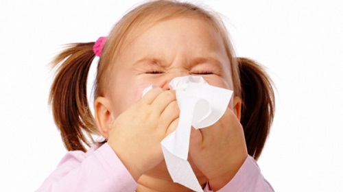 Viêm amidan có thể gây ra sự khó chịu ở vùng mũi trẻ