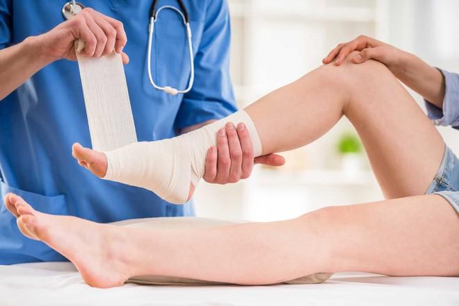 Trẹo chân chườm đá bao lâu?