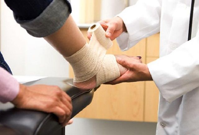 Bạn nên đến cơ sở chuyên khoa để thăm khám khi bị trẹo chân trẹo chân có nên bôi dầu