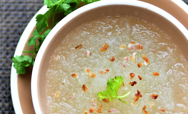 Người bệnh nên ăn những thực phẩm mềm, lỏng, dễ tiêu hóa như cháo hoặc súp