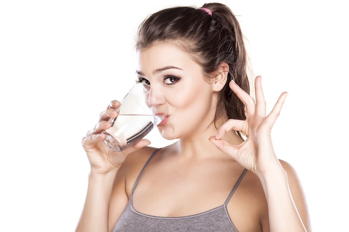 Uống nhiều nước để đẩy các loại vi khuẩn ra ngoài.