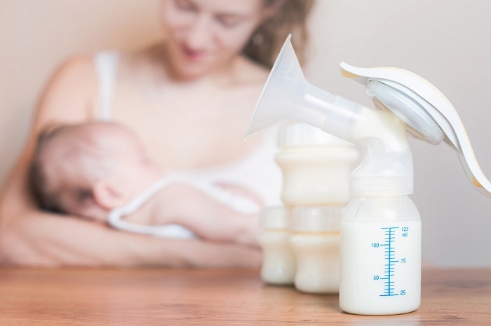 Mẹ bị nhiễm HIV nên nuôi con bằng sữa công thức để giảm thiểu nguy cơ lây truyền sang con.
