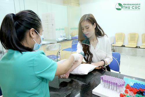 Bác sĩ sẽ chẩn đoán bệnh xuất huyết giảm tiểu cầu qua các xét nghiệm như: công thức máu, phết máu ngoại biên... 