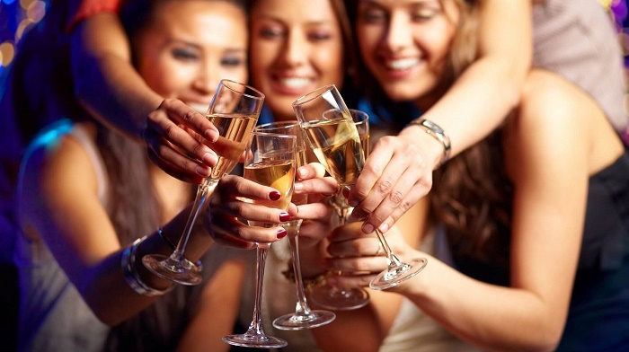 Những chị em có lối sống không lành mạnh, thường xuyên rượu, bia, thuốc lá thì dễ bị chậm kinh.