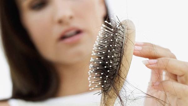 Cần cảnh giác với tình trạng tóc xơ, dễ gãy rụng